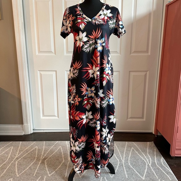 Huskary Dresses & Skirts - Huskary Black Hawaiian Tropical Split Hem Maxi Mumu Dress